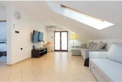 Penthouse s pogledom na more i vrtom, 300 m od mora, Njivice, otok Krk - 3