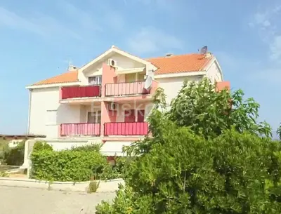 Wohnung 32 m², Supetar auf Brač, möbliert und mit Garage
