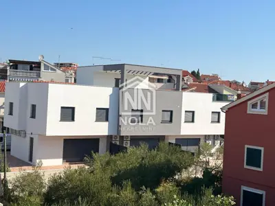 VODICE - Četverosobni stan s vrtom i parkingom – etažirana kuća
