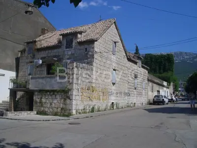 Haus 850 m², Kaštel Sućurac, 120 m vom Meer