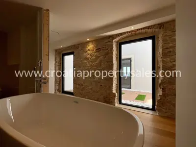Wohnung 133 m², Šibenik - erste Reihe zum Meer an der Riva