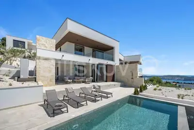 Vila 215 m², Seget kraj Trogira, mirna lokacija i privatnost