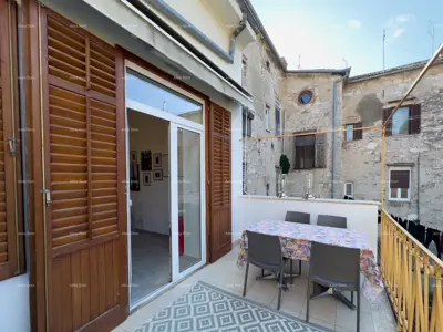 Wohnung in Pula, Zentrum - renoviert 2024, österreichisch-ungarisches Gebäude