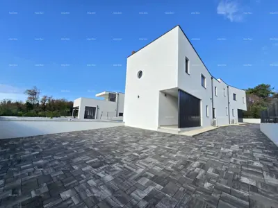 1 km vom Zentrum Medulins. Neues Haus mit Pool an ausgezeichneter Lage, nahe dem Meer zu verkaufen!