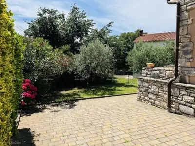 Stone house in Bale, near the center and landscaped yard - 3