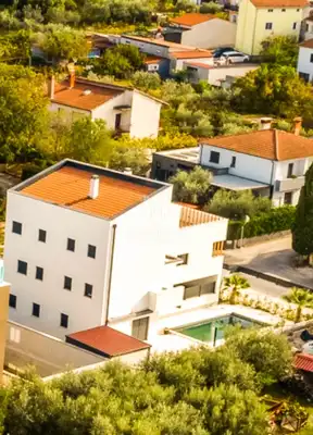 Prizemni stan s privatnim bazenom i okućnicom - 12