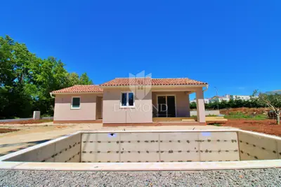 Kuća 108 m², Labin - bazen i okućnica - 4