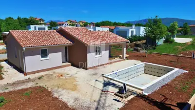 Kuća 108 m², Labin - bazen i okućnica