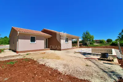 Kuća 108 m², Labin - bazen i okućnica - 9