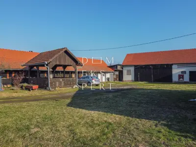 Drenčec, DRENČEC, Haus und Wirtschaftsgebäude, großer Hof - 504 m² - 2
