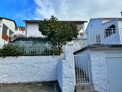BIOGRAD, DRAGE - Apartmanska kuća s garažom 80 m od mora