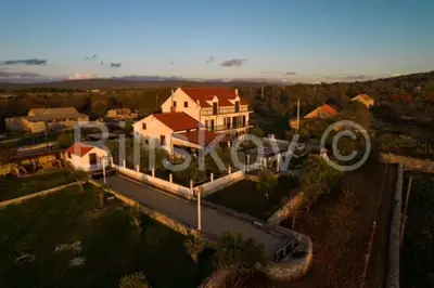 Haus 340 m², Unešić, Podumci - ruhige ländliche Umgebung - 2