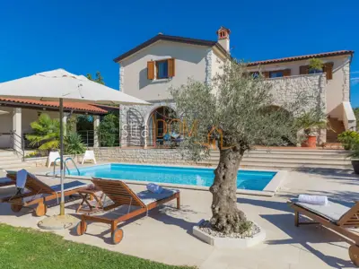 Vila 226 m², Čabrunići - bazen i okućnica 1.527 m² - 4