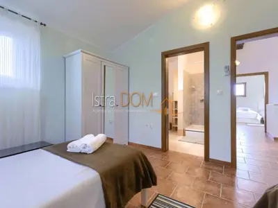 Vila 226 m², Čabrunići - bazen i okućnica 1.527 m² - 18