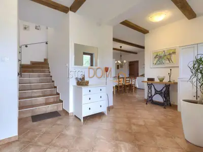 Vila 226 m², Čabrunići - bazen i okućnica 1.527 m² - 11