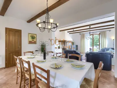 Vila 226 m², Čabrunići - bazen i okućnica 1.527 m² - 8