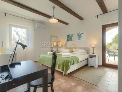 Vila 226 m², Čabrunići - bazen i okućnica 1.527 m² - 15