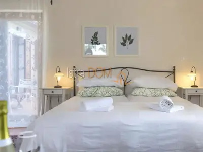Vila 226 m², Čabrunići - bazen i okućnica 1.527 m² - 13
