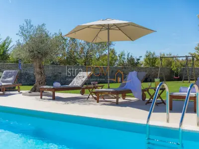 Vila 226 m², Čabrunići - bazen i okućnica 1.527 m² - 5