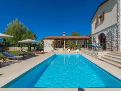 Vila 226 m², Čabrunići - bazen i okućnica 1.527 m²