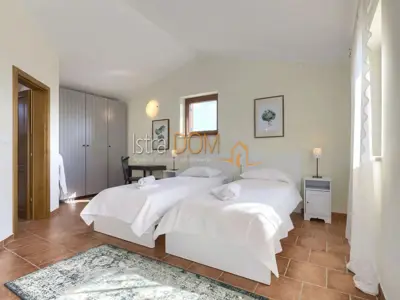 Vila 226 m², Čabrunići - bazen i okućnica 1.527 m² - 20