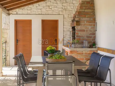 Vila 226 m², Čabrunići - bazen i okućnica 1.527 m² - 10