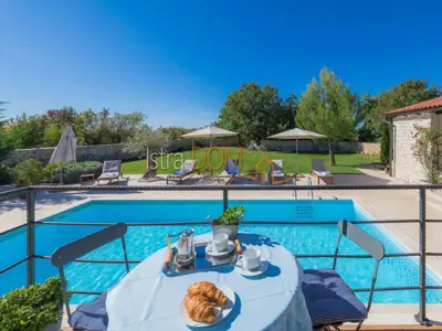 Vila 226 m², Čabrunići - bazen i okućnica 1.527 m² - 2