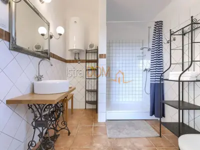Vila 226 m², Čabrunići - bazen i okućnica 1.527 m² - 21