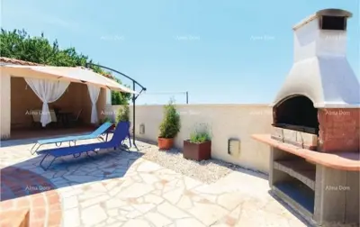 Kuća 138m² u Puli – bazen i natkrivena terasa