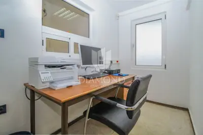 Gewerbehalle 410 m², Novigrad - 5 Kammern und 3 Büros - 7
