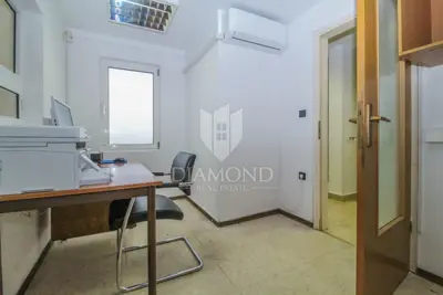 Gewerbehalle 410 m², Novigrad - 5 Kammern und 3 Büros - 8
