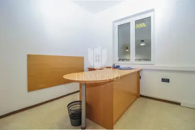 Gewerbehalle 410 m², Novigrad - 5 Kammern und 3 Büros - 10