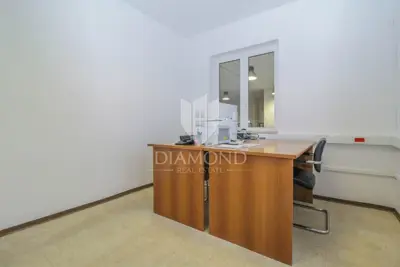Gewerbehalle 410 m², Novigrad - 5 Kammern und 3 Büros - 12