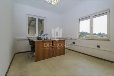 Gewerbehalle 410 m², Novigrad - 5 Kammern und 3 Büros - 11