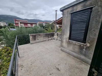 Stan 80m², Kaštel Stari – trosoban, potrebna renovacija - 8