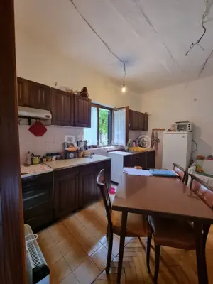 Stan 80m², Kaštel Stari – trosoban, potrebna renovacija - 2