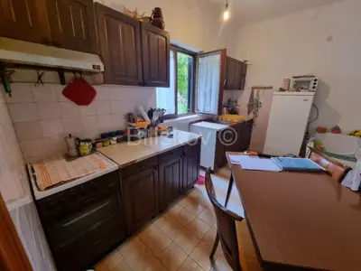 Stan 80m², Kaštel Stari – trosoban, potrebna renovacija