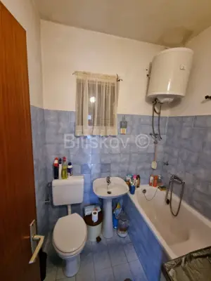Stan 80m², Kaštel Stari – trosoban, potrebna renovacija - 7