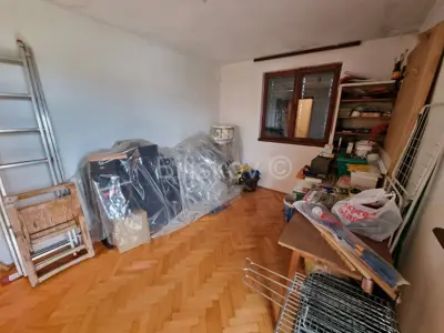 Stan 80m², Kaštel Stari – trosoban, potrebna renovacija - 6
