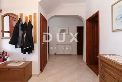 Haus 335 m², Murvica - freistehend, zwei Wohnungen und Garage - 19