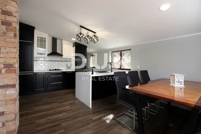 Haus 335 m², Murvica - freistehend, zwei Wohnungen und Garage - 11