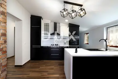 Haus 335 m², Murvica - freistehend, zwei Wohnungen und Garage - 12
