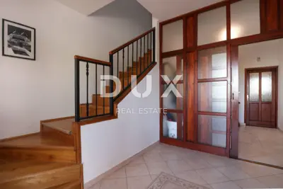 Haus 335 m², Murvica - freistehend, zwei Wohnungen und Garage - 22