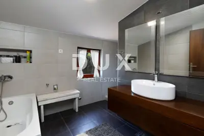 Haus 335 m², Murvica - freistehend, zwei Wohnungen und Garage - 17