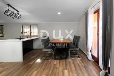 Haus 335 m², Murvica - freistehend, zwei Wohnungen und Garage - 10