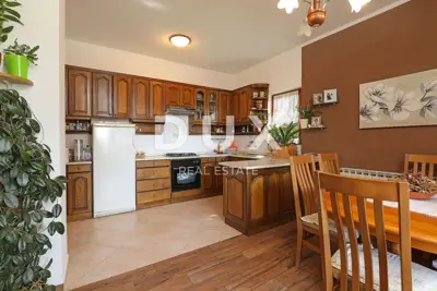 Haus 335 m², Murvica - freistehend, zwei Wohnungen und Garage - 20