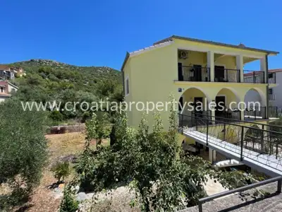 Apartmanska kuća 350 m², Trogir - 6 parkirnih mjesta