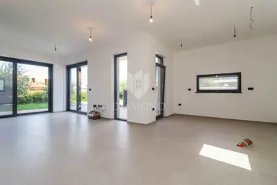 Semi-detached house in Medulin, pool and landscaped yard - 2