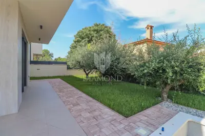 Semi-detached house in Medulin, pool and landscaped yard