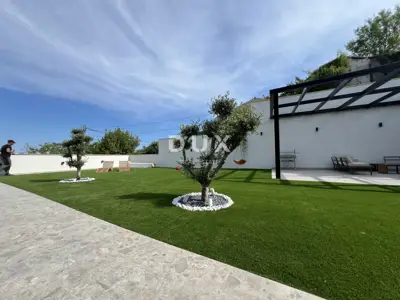 Haus zum Kauf in Sveta Jelena, 275 m² - 2